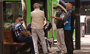 Unos hombres hablan con mascarilla en una céntrica calle de Vitoria | Europa Press