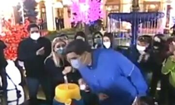 Ridículo de Maduro: intenta soplar sus velas de cumpleaños… con mascarilla