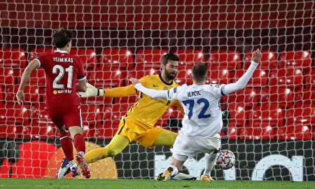 Ilicic marca su gol en el partido Liverpool-Atalanta. | EFE