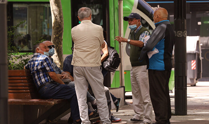 Unos hombres hablan con mascarilla en una céntrica calle de Vitoria | Europa Press