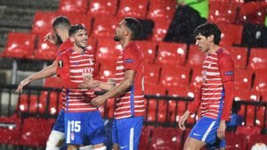 Los jugadores del Granada celebran el primer gol de Luis Suárez. | EFE