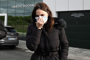 Familiares y amigos despiden al padre Irene Rosales