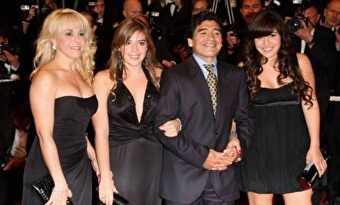 Maradona, junto a dos de sus hijas y su exmujer, Claudia Villafañe. | EFE