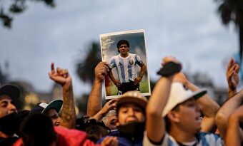 Miles de argentinos lloran la muerte de Maradona por las calles de Buenos Aires