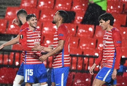Los jugadores del Granada celebran el primer gol de Luis Suárez. | EFE