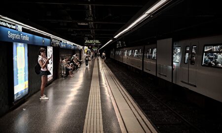 Una estación del metro de Barcelona. | Pixabay/CC/sangkyun86