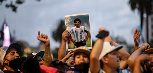 Miles de argentinos lloran la muerte de Maradona por las calles de Buenos Aires