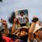 Decenas de personas esperan poder rendir homenaje y dar su último adiós al icono del fútbol argentino en su velatorio de la Casa Rosada.