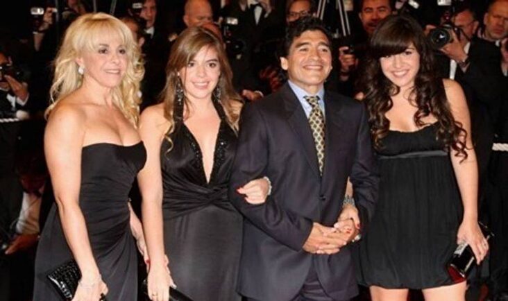 Maradona, junto a dos de sus hijas y su exmujer, Claudia Villafañe. | EFE