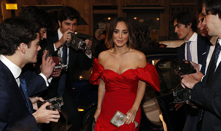 Tamara Falcó luce un espectacular vestido rojo durante un rodaje