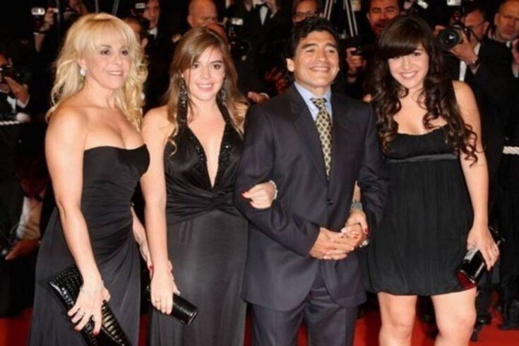 Maradona, junto a dos de sus hijas y su exmujer, Claudia Villafañe. | EFE