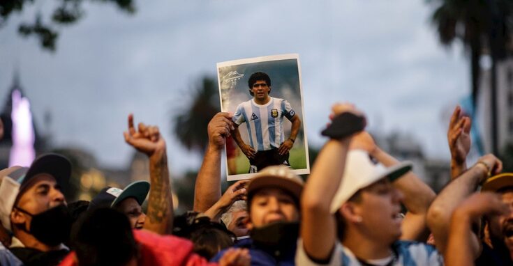 Miles de argentinos lloran la muerte de Maradona por las calles de Buenos Aires