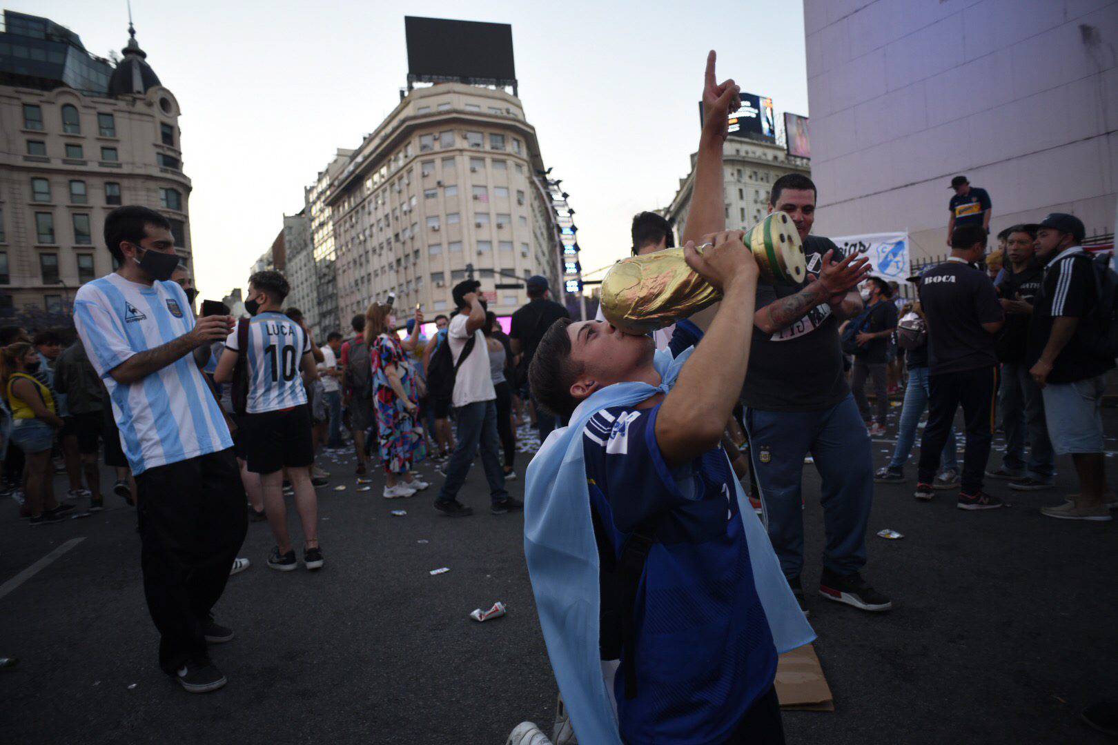 Miles De Argentinos Lloran La Muerte De Maradona Por Las Calles De Buenos Aires Libertad Digital