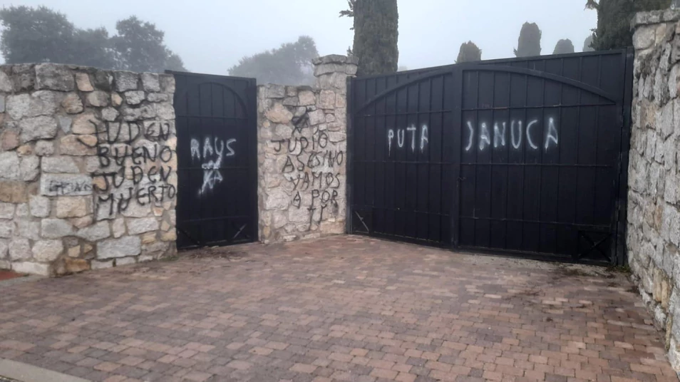 judíos - Una enfermedad llamada antisemitismo Pintadas-antisemitas-cementerio-madrid24122020.jpg