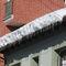 La gran cantidad de nieve acumulada en los tejados es un riesgo para los viandantes.