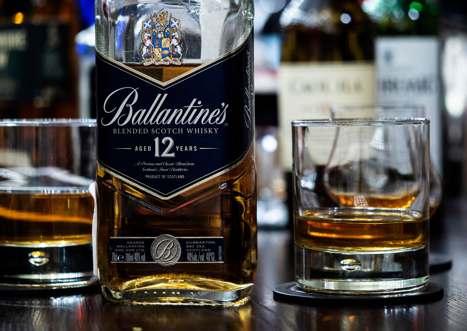 España será el primer país en vender whisky y ginebra 'light’' Ballantines-alcohol-whisky.jpg?_ga=2.151410681.1376109508.1611482511-1601486981