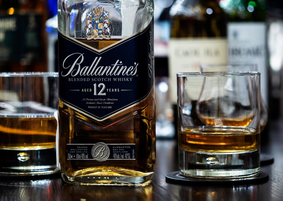 España será el primer país en vender whisky y ginebra 'light’' Ballantines-alcohol-whisky.jpg