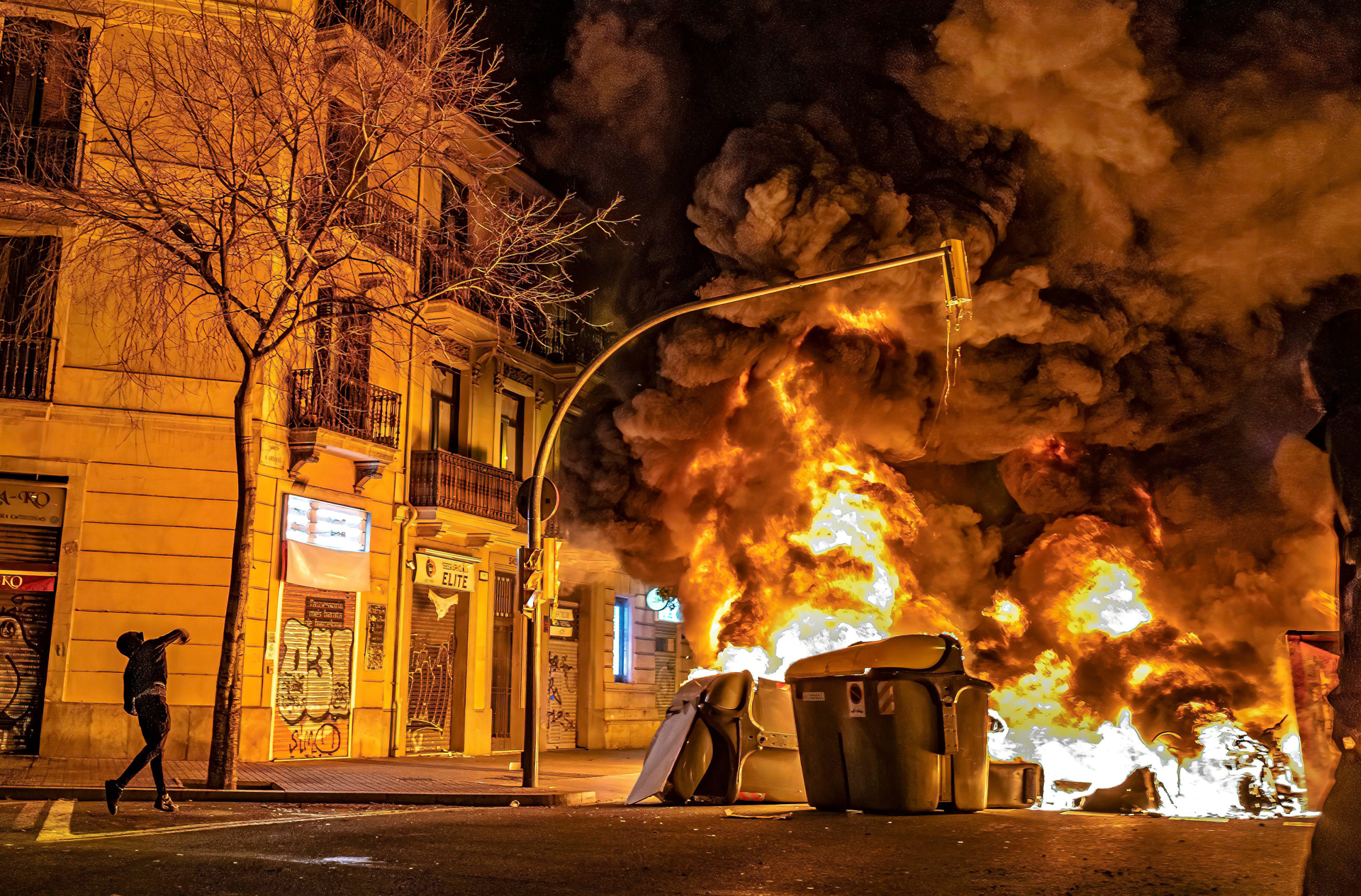 disturbios-manifestacion-violencia-barcelona-cataluna-pablo-hasel-2.jpg