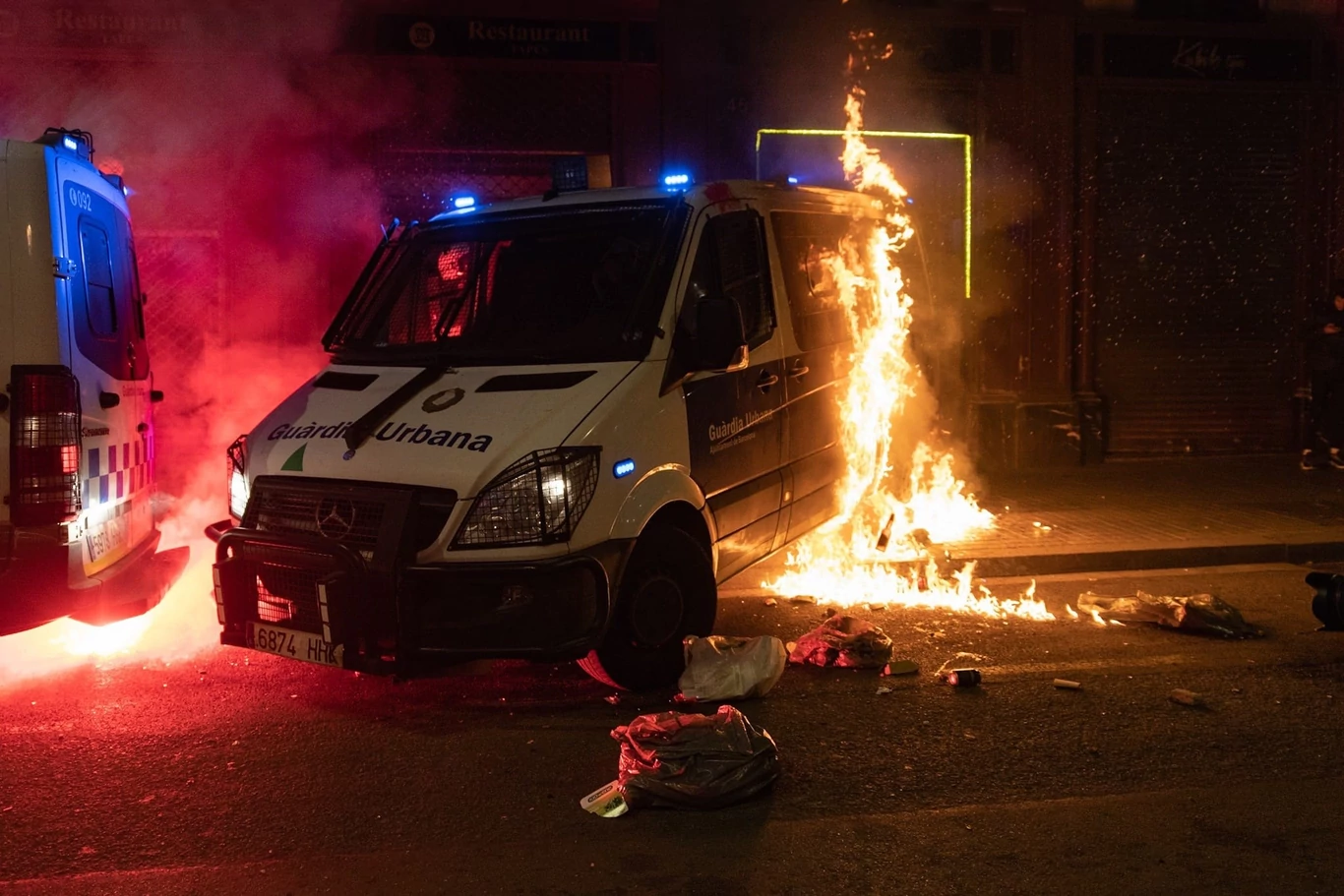 Nueva noche de violencia extrema en Barcelona ante la complicidad de independentistas y podemitas Disturbios-barcelona-pablo-hasel.jpg