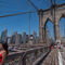 6. Nueva York (Estados Unidos)Una joven es fotografiada junto a una de las torres de del Puente de Brooklyn.