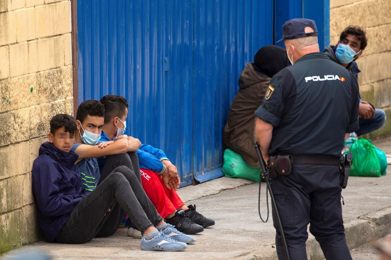 Jóvenes marroquíes provocan el caos en las calles de Ceuta - Página 3 Menas-inmigrantes-ceuta-21052021.jpg?_ga=2.35225505.1697639260.1622583209-52891909