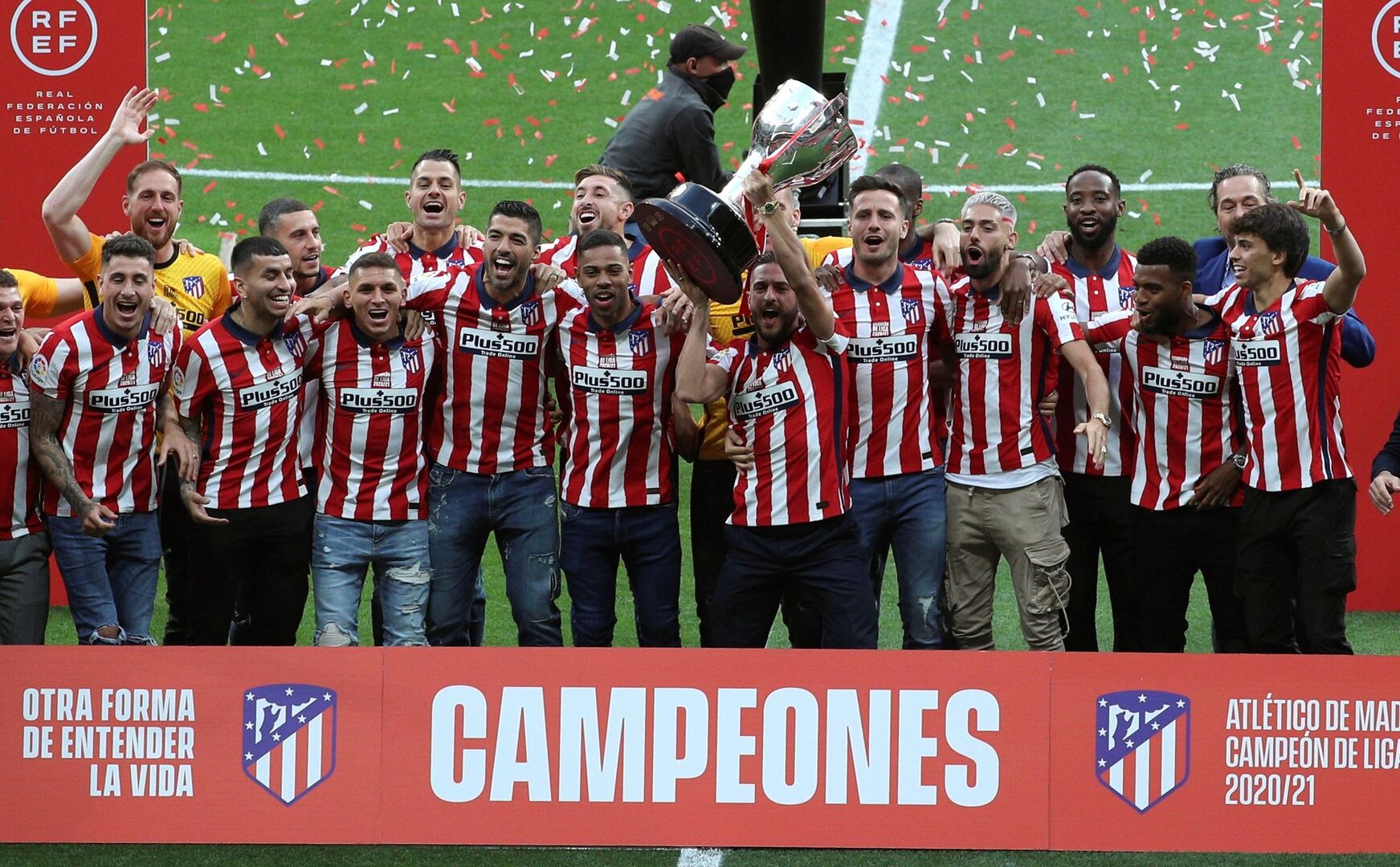 El Atlético de Madrid recibe la copa de campeón de Liga 2020-21