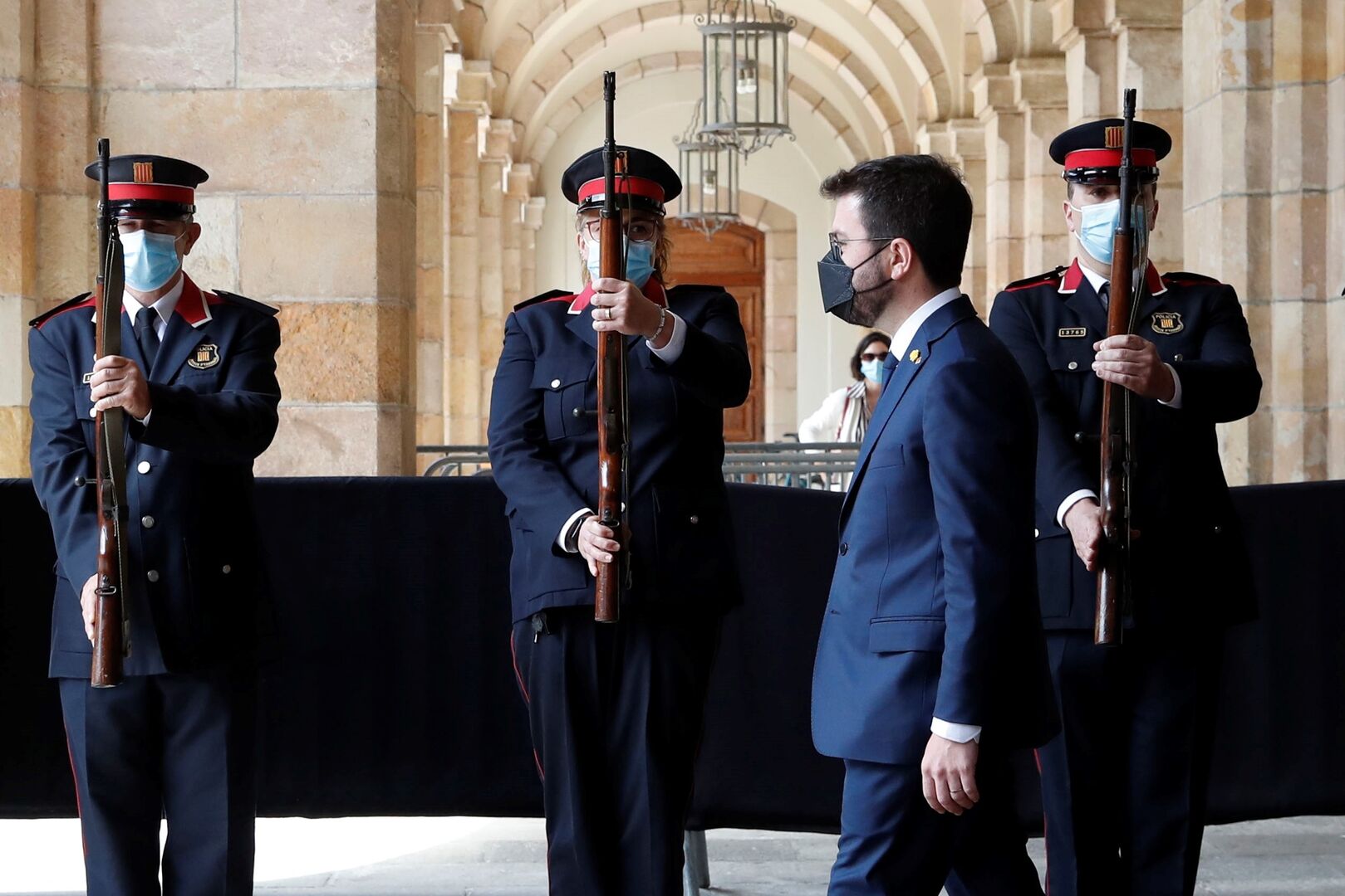 Puigdemont no espera ni a la toma de posesión de Aragonès para darle órdenes - Libertad Digital