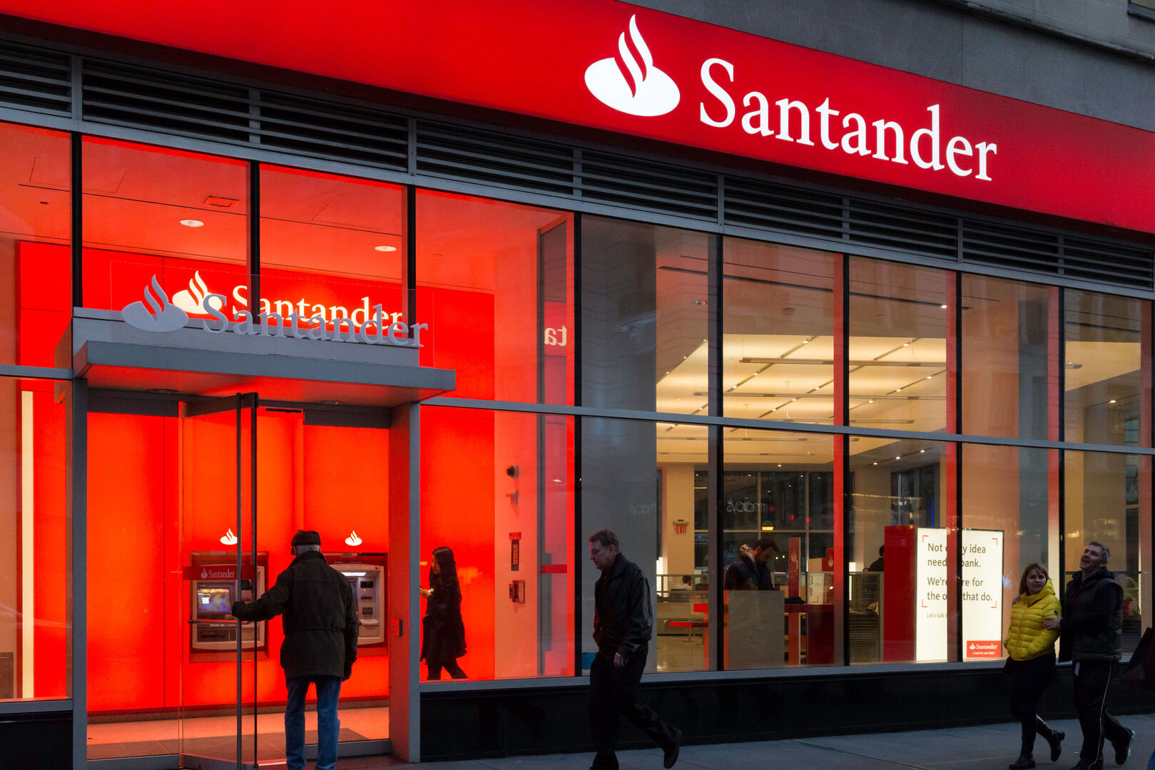 Santander Elegido Banco Del A o En Inclusi n Financiera Por La Revista 