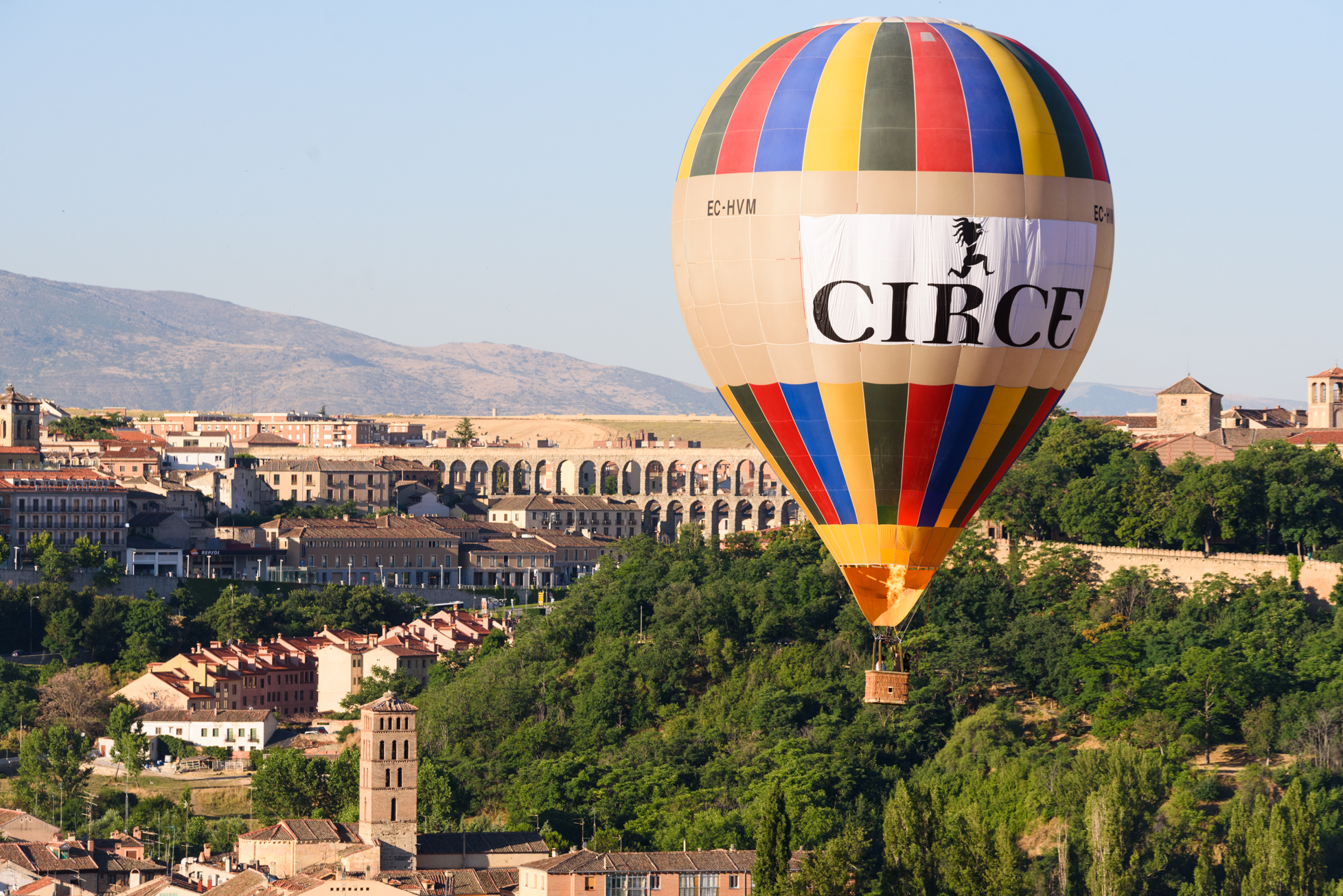 Diez ciudades, lugares festivales en España para volar en globo aerostático este verano y todo el año - Chic