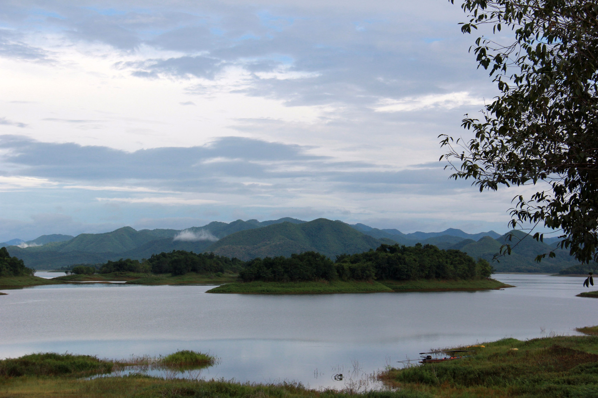 Озеро включенное в список всемирного наследия. Лесной комплекс Каенг Крачан. Лесной комплекс Каенг Крачан ЮНЕСКО.