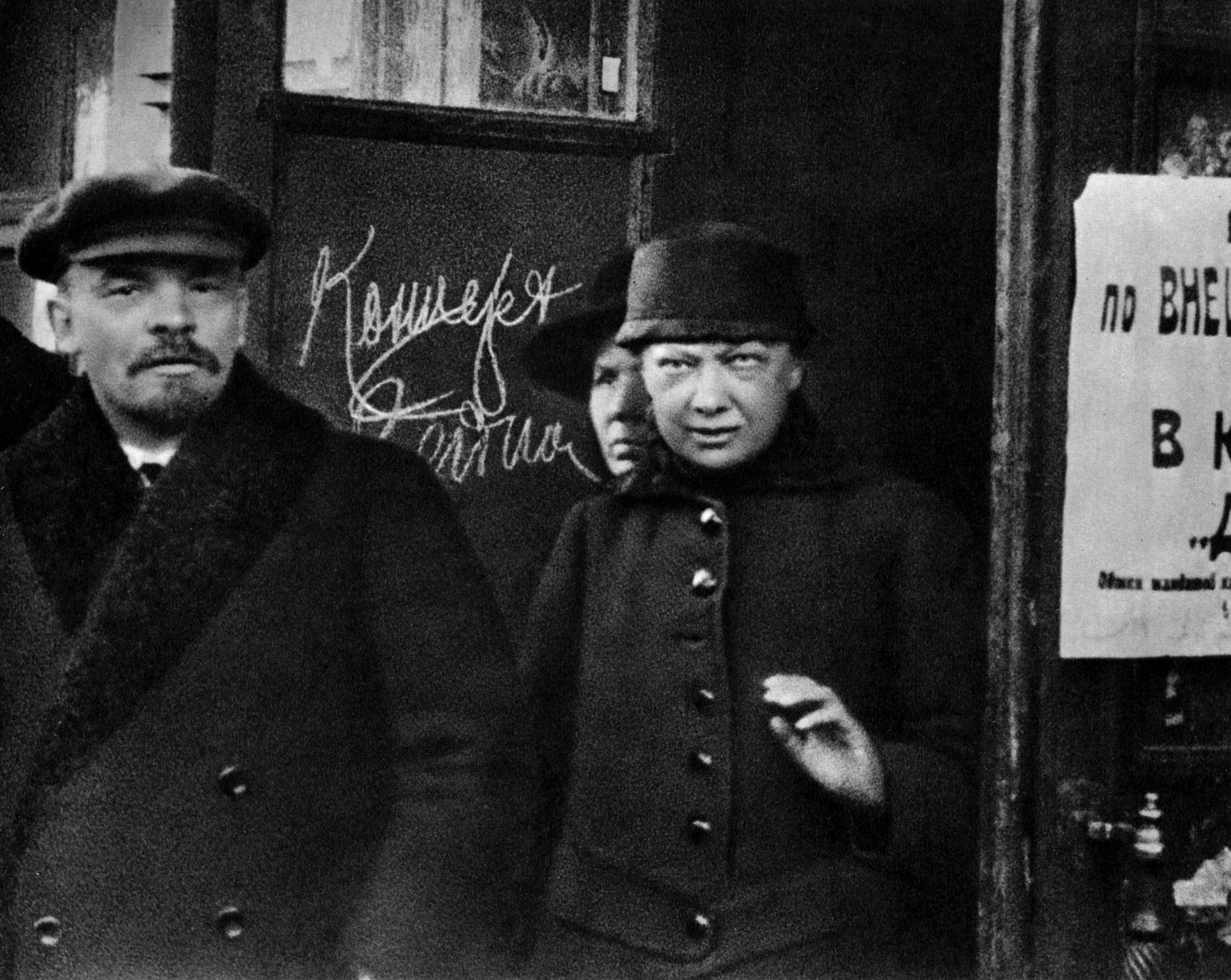 lenin-y-su-mujer-nadezhda-krupskaya-rusia-1922.jpg
