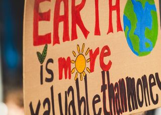 earth-is-more-valuable-than-money-global-climate-change-strike-no-planet-b-09-20-2019-recorte.jpg