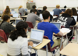 estudiantes-ordenador-portatil.jpg