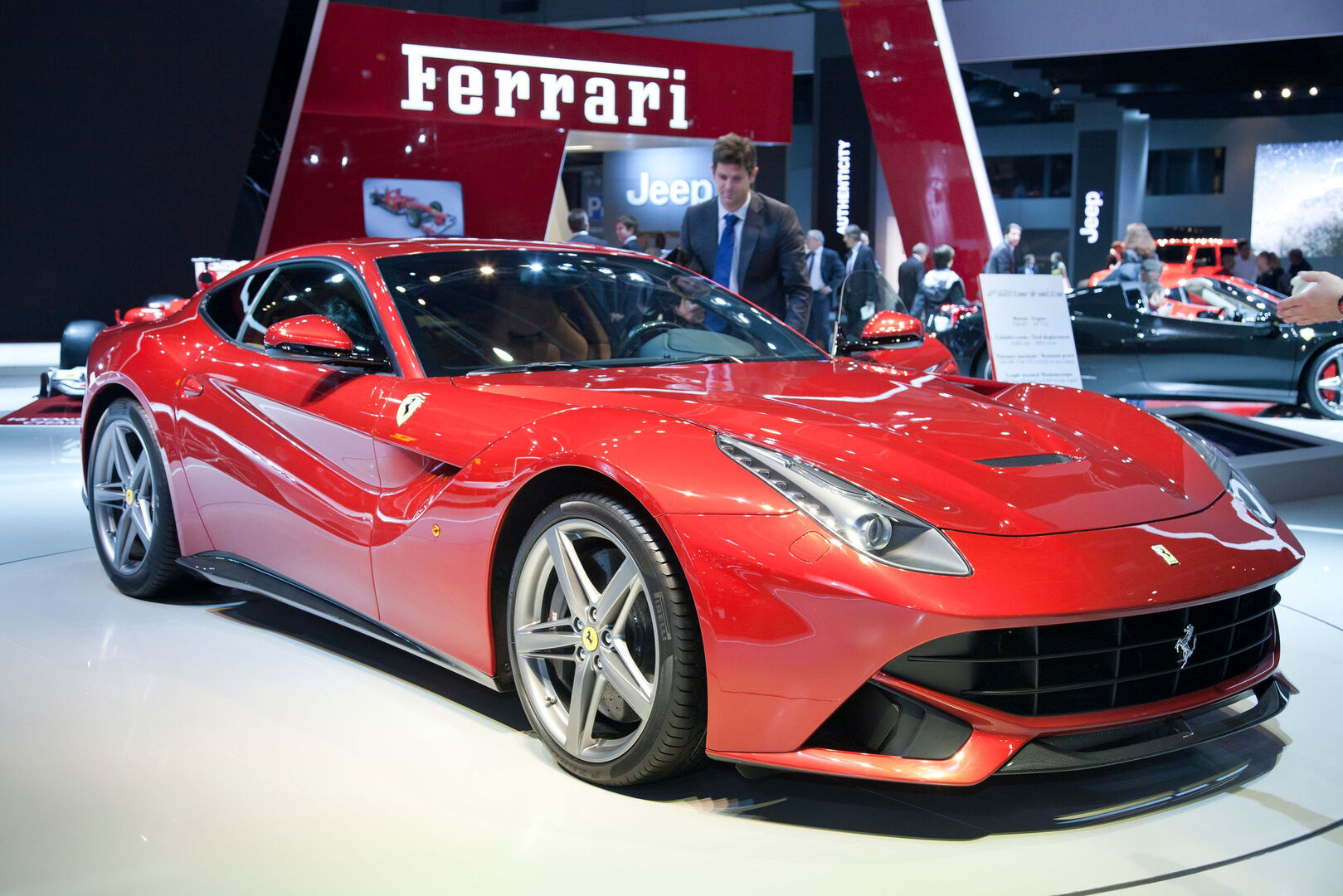 Italia busca librar a Ferrari y Lamborghini del exterminio a los coches de  combustión - Libre Mercado