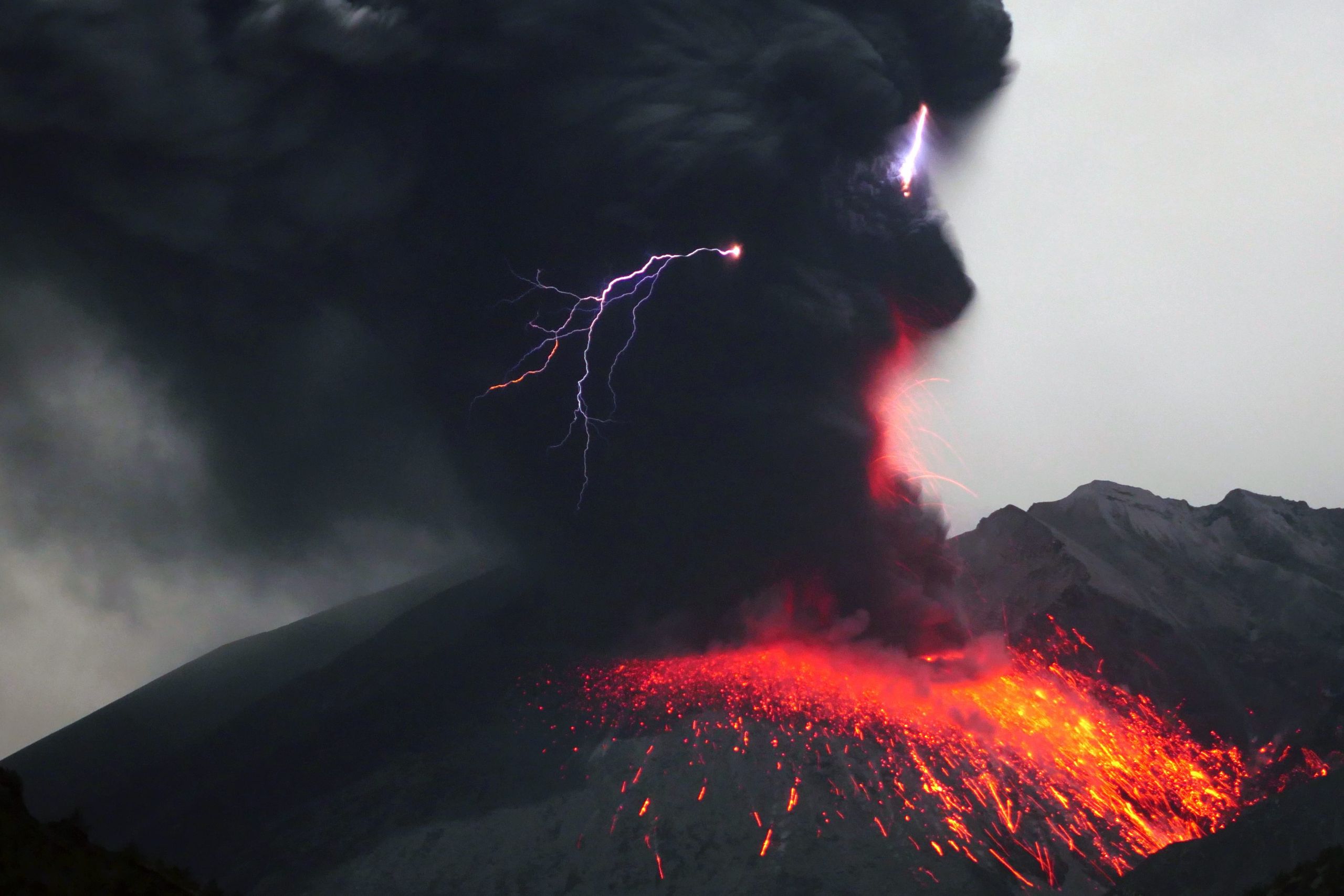 video-japan-march-lightning-the-ash-lava-out-from-sakurajima-opening-march-japan-life-burning-hot-air-marc-active-the-german-able-rare.jpg