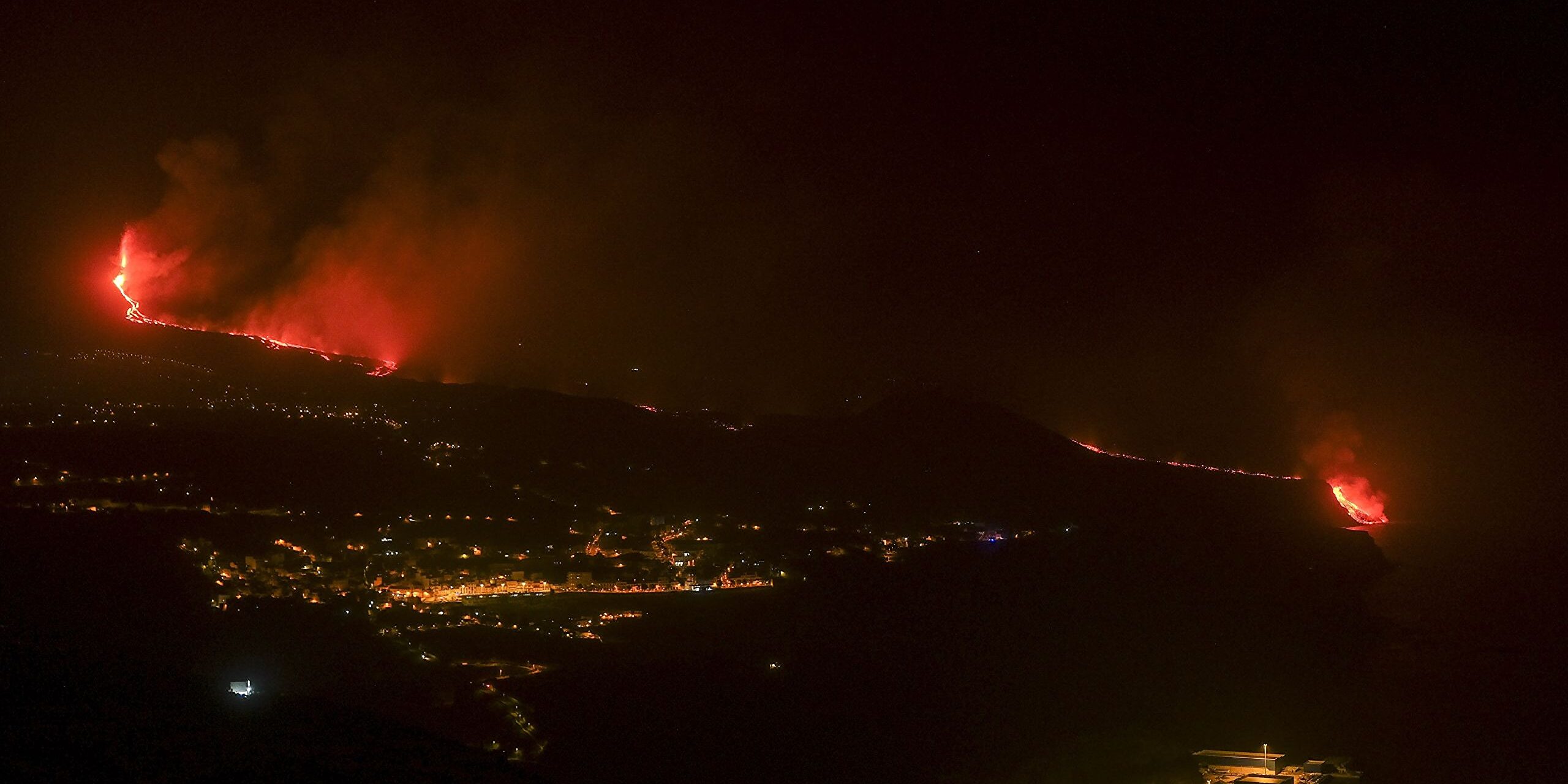 La lava del volcán llega al mar tras diez días de erupción - Vimarsana News