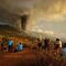 Un grupo de personas observa desde lejos la erupción en La Palma.