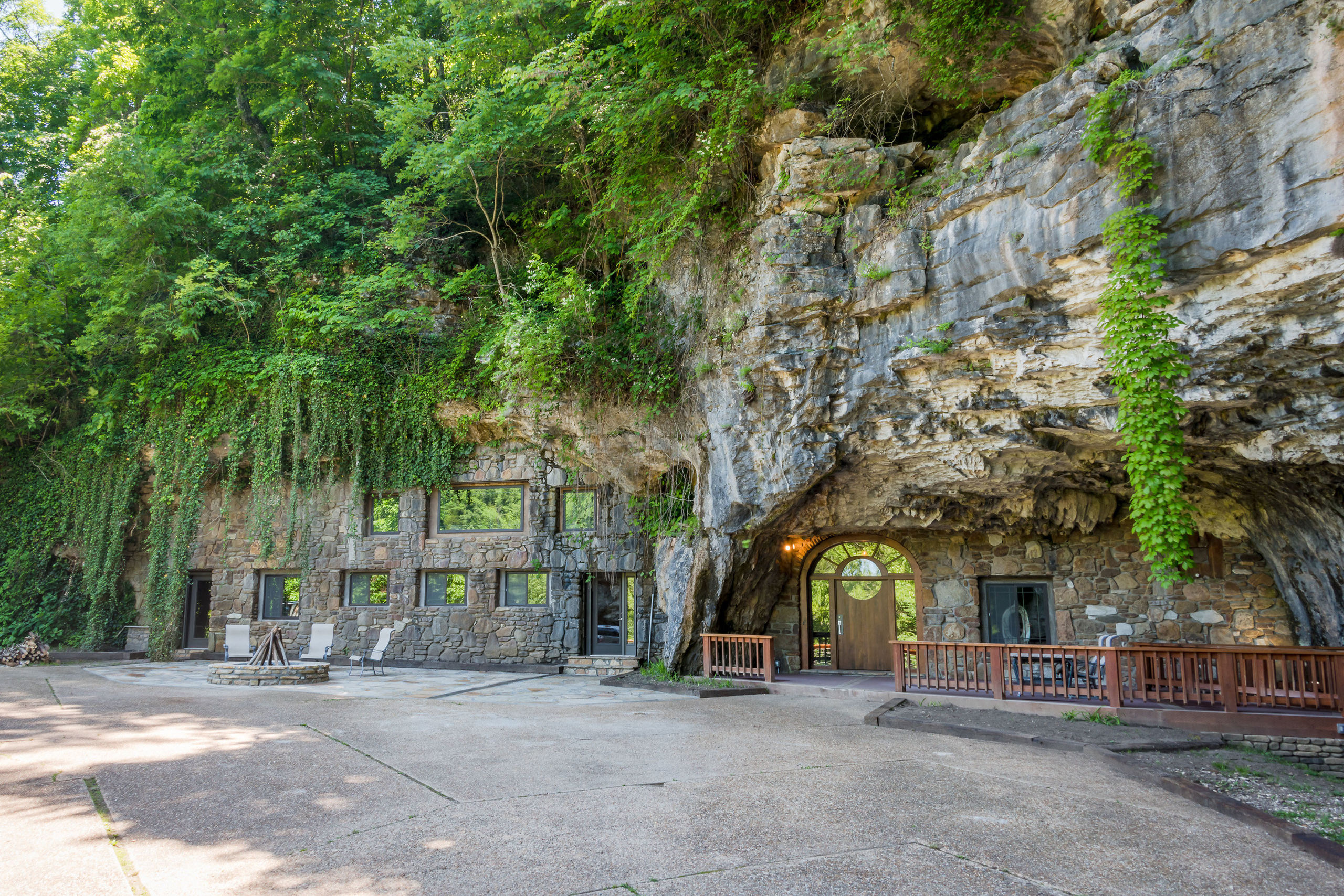 Cave home. Пещера Кейв крик. Beckham Creek Cave Lodge, США, Арканзас. Дом в пещере. Дома в пещерах.