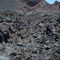 Una impresionante colada de lava cubre el suelo desde el cráter en dirección sur. En aquella ocasión el complejo volvánico de la Cumbre Vieja arrojó unos 40 millones de metros cúbicos de lava, una marca que se cree que ahora ya ha superado.