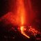 El volcán de Cumbre Vieja tras un derrumbe parcial en el cono principal al que han seguido emisiones más abundantes de lava.