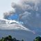 Vista del volcán de Cumbre Vieja que este sábado continúa su actividad, registrando una intensa emisión de gases a través de un amplio campo de fumarolas.