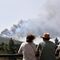 Varias personas observan el volcán de Cumbre Vieja que este sábado continúa su actividad, registrando una intensa emisión de gases a través de un amplio campo de fumarolas.