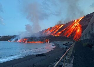 lava-volcan-playa-guirres-fajana-101121.jpg