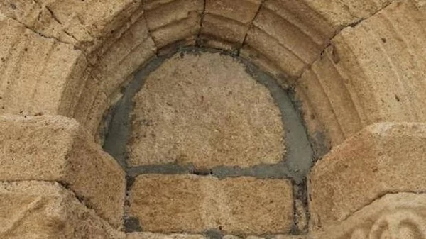 Un dañino "arreglo" en una iglesia románica evidencia la falta de recursos para conservar el patrimonio Castronuno-romanico-iglesia.jpg