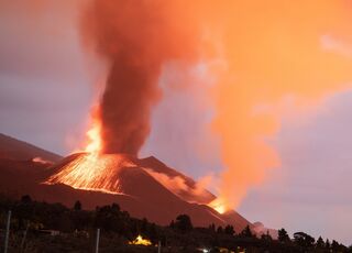 volcan-la-palma-lava-y-columnas-humo-181121.jpg