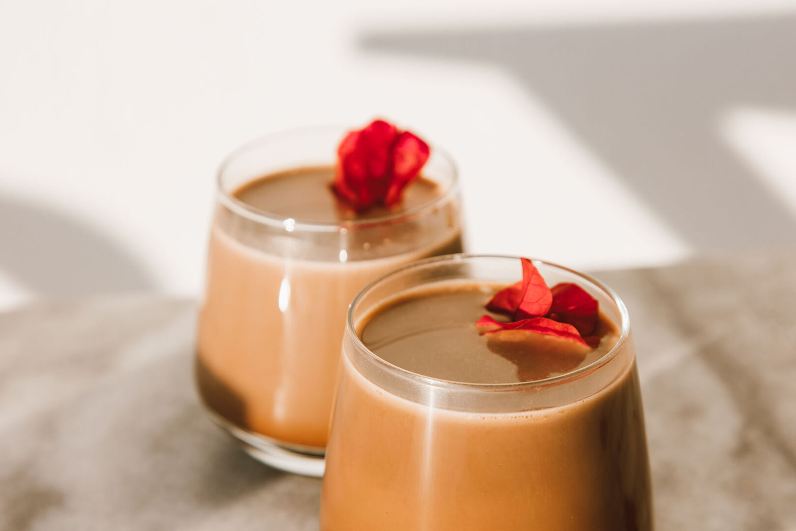https://s.libertaddigital.com/2021/11/24/1920/1080/fit/two-clear-drinking-glasses-with-brown-liquid-topped-with-red-petals.jpeg