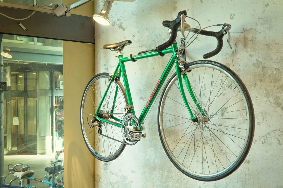 Se dispara el precio de las bicicletas de segunda mano: "Está saliendo mucha chatarra de los trasteros" Bicicleta-vintage-bici-vieja-carretera.jpg