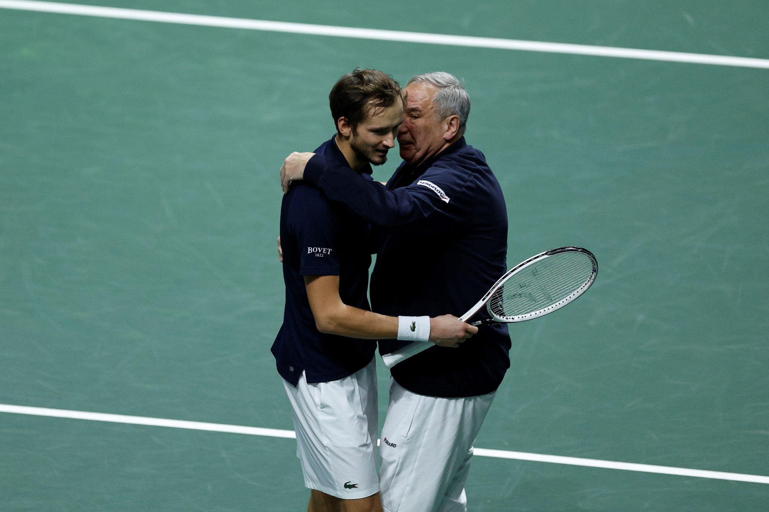 Daniil Medvedev y Andréi Rublev le brindan la Copa Davis a Rusia