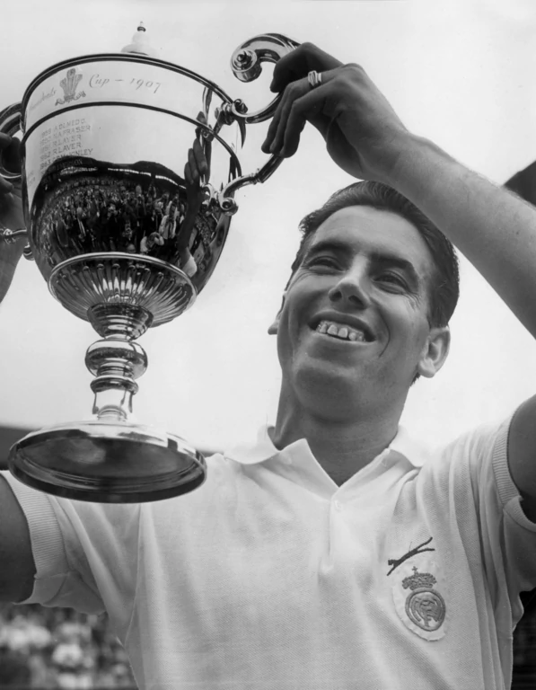 Muere Manolo Santana, el gran pionero del tenis español Santana-wimbledon1966.jpg