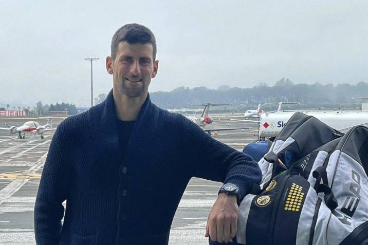 Djokovic, retenido en el aeropuerto sin móvil y custodiado por dos policías